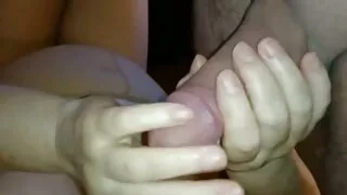 Deux lesbiennes trop chaudes au lit film porno avec vieux font des choses folles avec un gode.