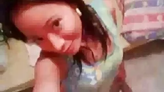 Kristina Rose porno vieux bi lèche une autre bite.