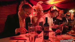 Gros plan de sperme déchargé dans video x vieux et jeune le vagin.