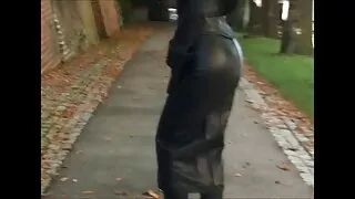 La blonde chevauche la bite sexe vieux homo et secoue la traite juteuse.