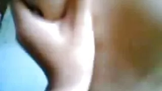 Natasha s'amuse avec un trou du vieux vieille porno cul devant la caméra.