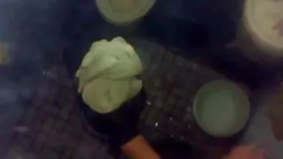 Il tombe dans son lit sexe entre vieux avec un gris.
