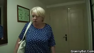 La maman ancien film porno francais affamée d'un ami tourne sa chatte sur la bite de Rion King.