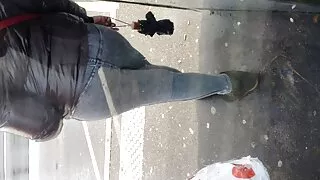 Brunette prend vieu porno du sperme sur le ventre.