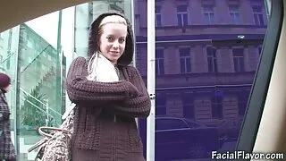 Sucer la bite et lécher la tache de l'agent dans les pauses entre la youporn vieux bite.