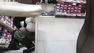 Belle-mère vieux pervers xxx fait une pipe à son beau-fils dans la cuisine.