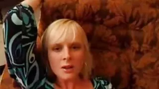 Baisée vieux et jeune fille porno par un plombier dans la cuisine.