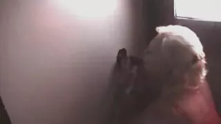 TravellingLovers suce et vieux pervers sex branle une bite près de l'eau.