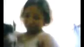 Une sex vieux jeune brune prend une bite.