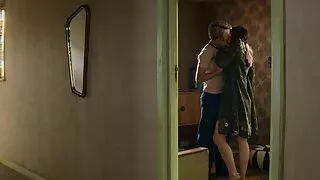 L'entraîneur partouze de vieux couples a écrasé le cul d'un athlète avec une bite.