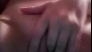 Renato baise la beauté video vieux et jeune et jouit en elle.